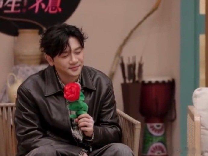 苏有朋用实力证明了经典永不过时，《青苹果乐园》的演唱全程高能。他的唱功扎实、舞台