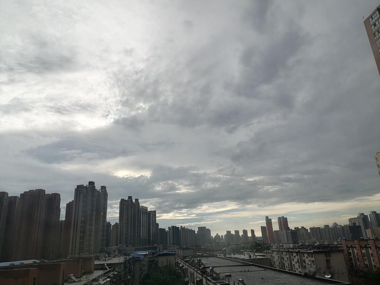 阴阳交错，一会儿太阳高照，下着雨，一会儿乌云密布，但却非常的清爽！夏日生活打卡季