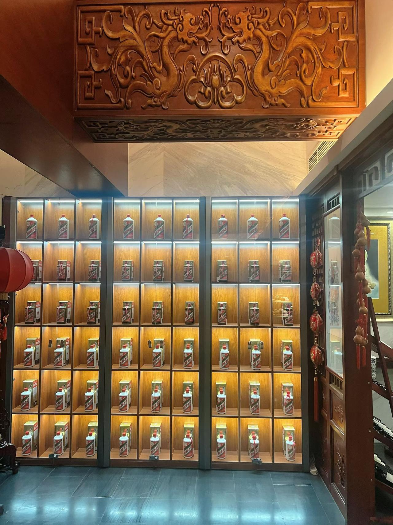 听说茅子掉价得厉害，这面墙的存货起码要缩水十万吧！！！曾经的“液体黄金”成了赔钱