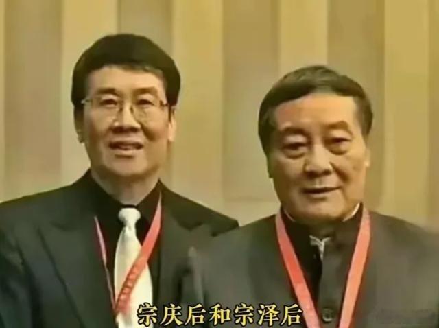 宗庆后的弟弟宗泽后据报推出新品牌“娃小智”，与侄女宗馥莉的“娃小宗”打对台。 ​