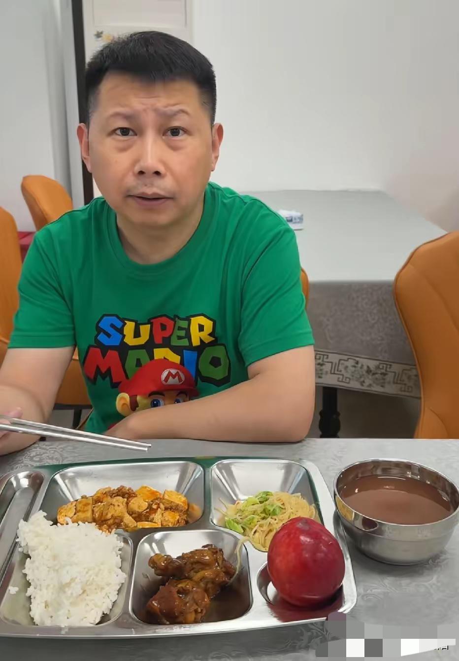 何云伟这么有实力也吃快餐，非常接地气