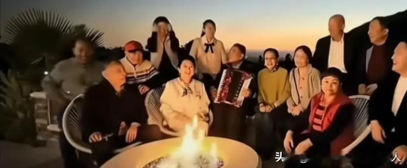 12月25日，姜昆在美国过圣诞的事儿冲上热搜，瞬间引发网友热议。

其实姜昆的女