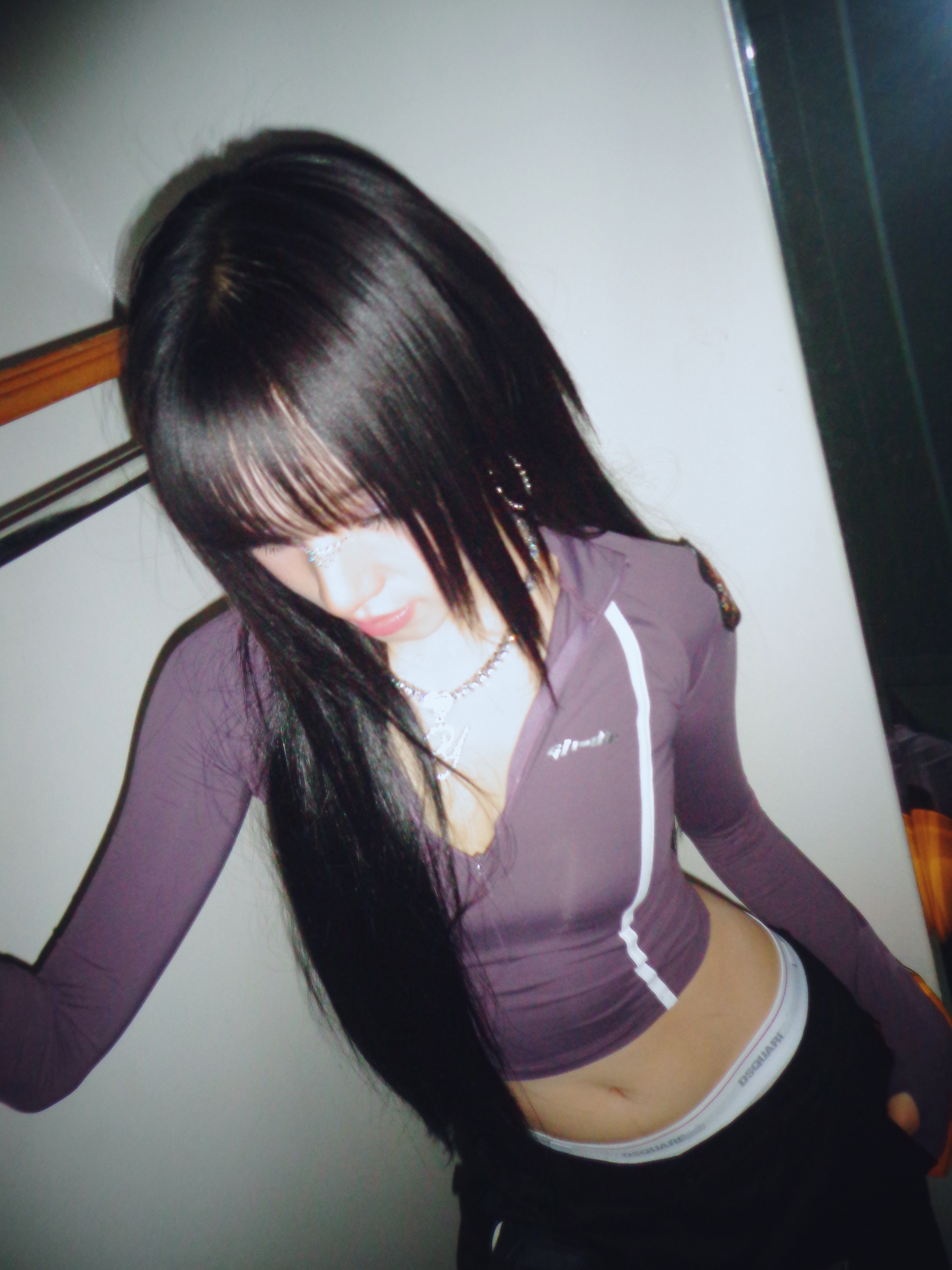 宋雨琦楼梯大片：一身紫色热裤，又酷又美 