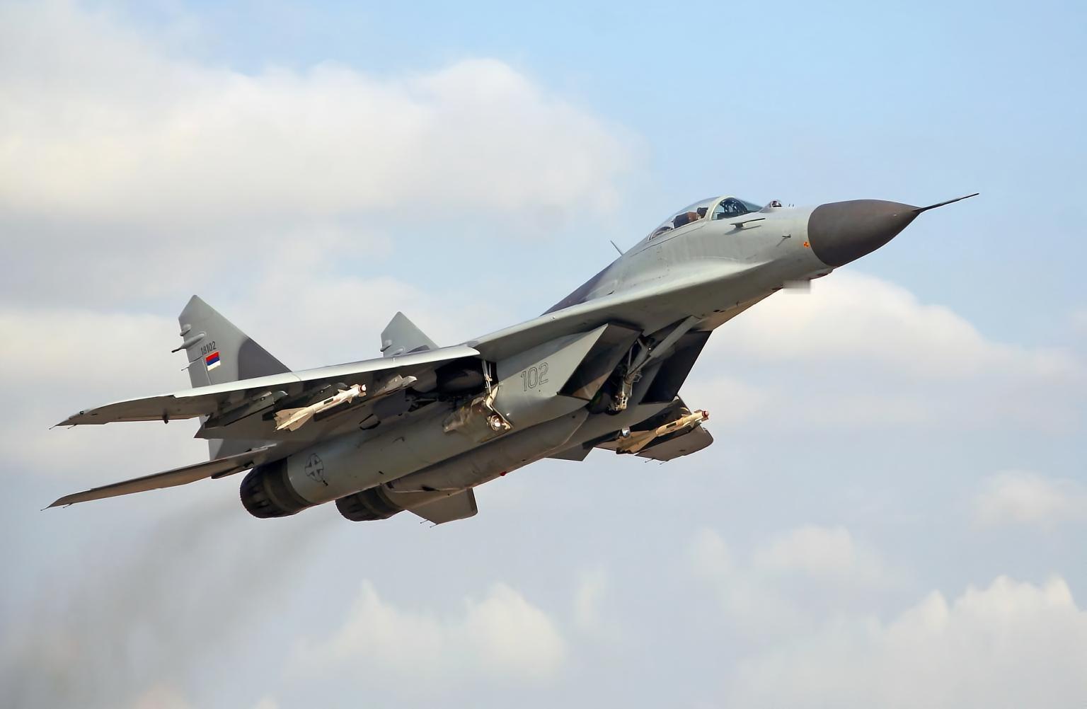 俄罗斯米格-29“支点”战斗机米格-29是米高扬设计局研制的一款双发高性能制空战