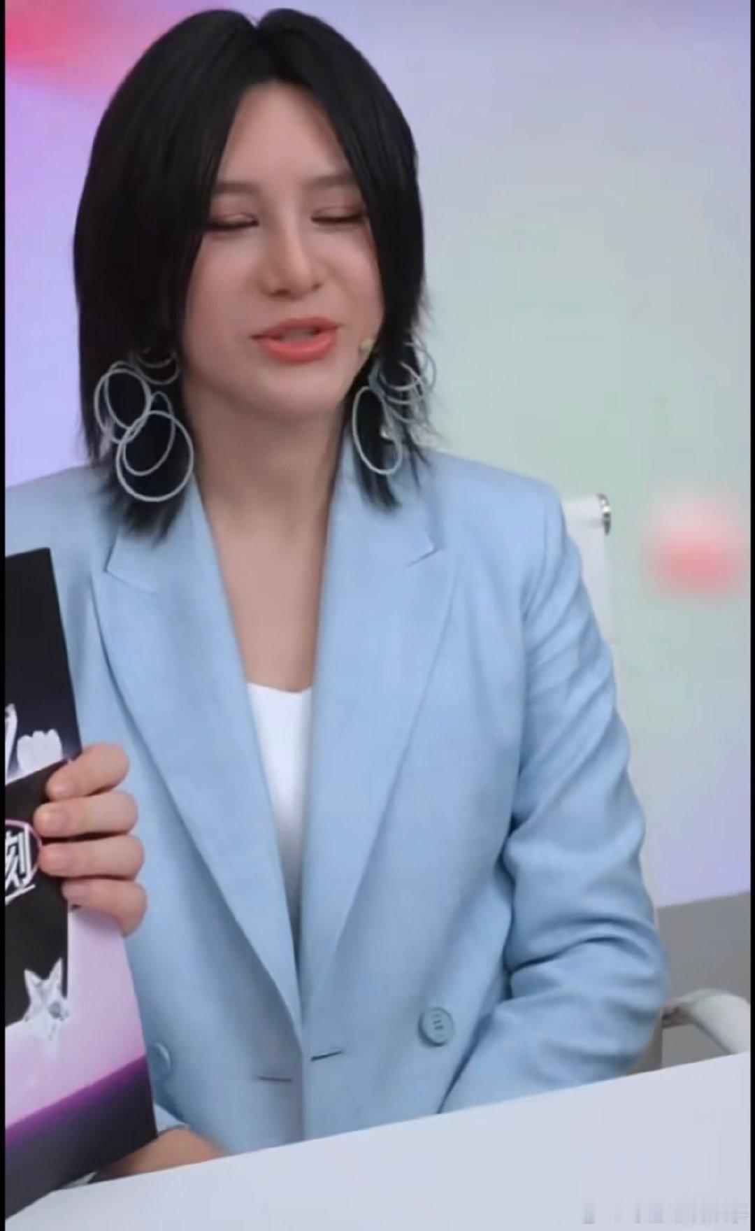 李佳琦最早知道尚雯婕的伤是骨折 原来路透里李佳琦常走在尚雯婕身后搀扶，节目中还喊