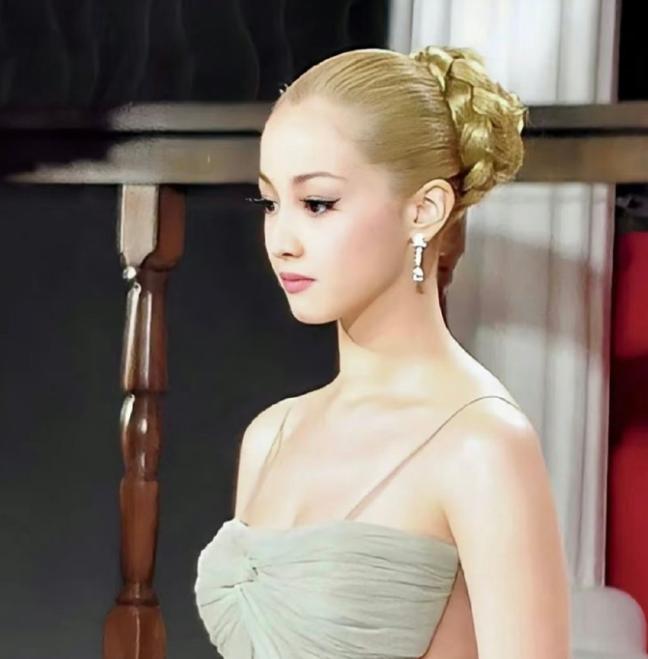 她曾被一些媒体称为 “亚洲第一美人”，在婚前协议里规定，一个月只能过5次夫妻生活
