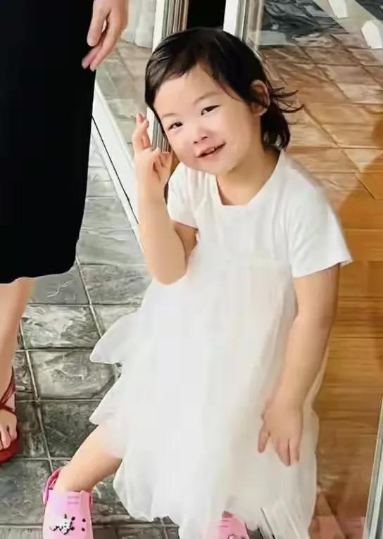 朱珠的闺女，貌似相貌上…集中了父母的…缺点：

单眼皮子像她爹
但眼睛小，她爹妈