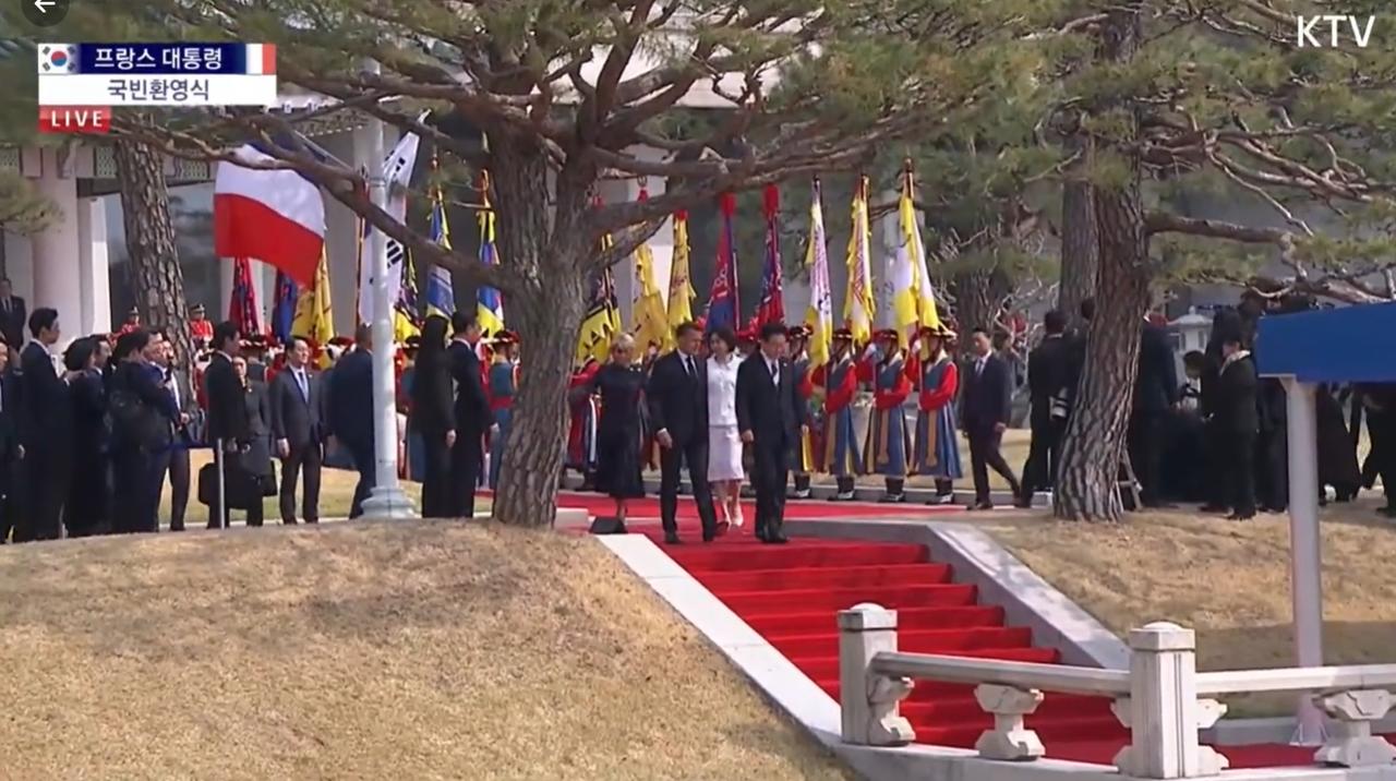 马克龙夫妇出席韩国欢迎仪式，布里吉特下台阶的时候还与金惠景牵手！4月3日李在明夫