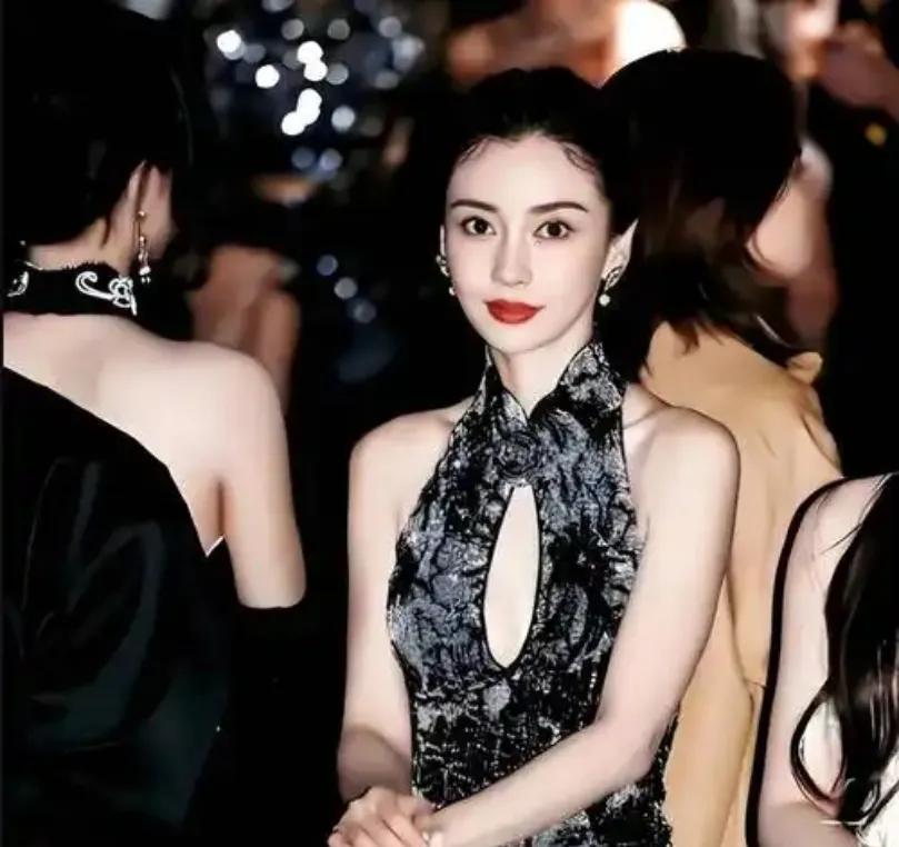 近日，Angelababy惊艳现身上海环球港。她身着一袭卡其色高定长裙，优雅气质