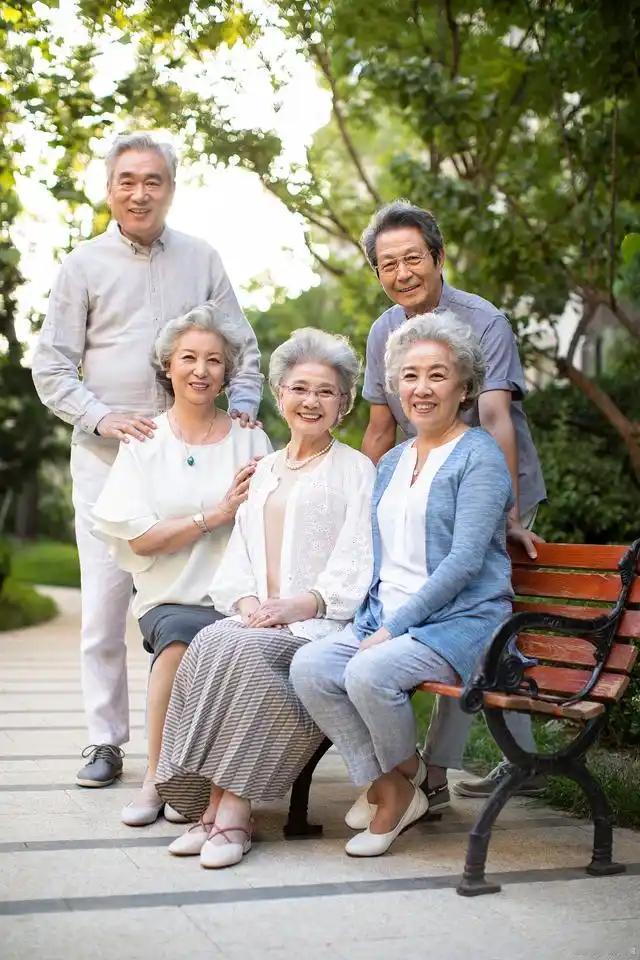 今天我在家属院闲着没事转悠转悠，走到一栋楼下，发现几个的老太太在吵架，事由是，因