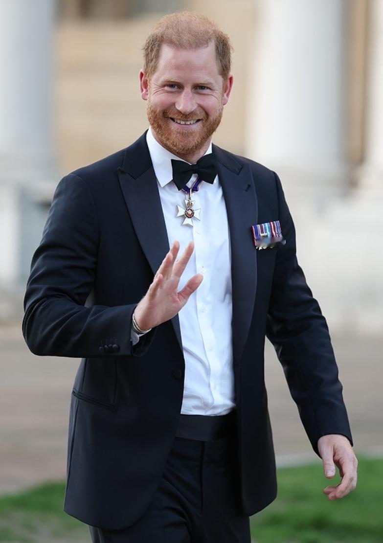 不知大家发现没有，一向“老婆奴”的哈里，回到英国就没带梅根出街了。

哈里3次露