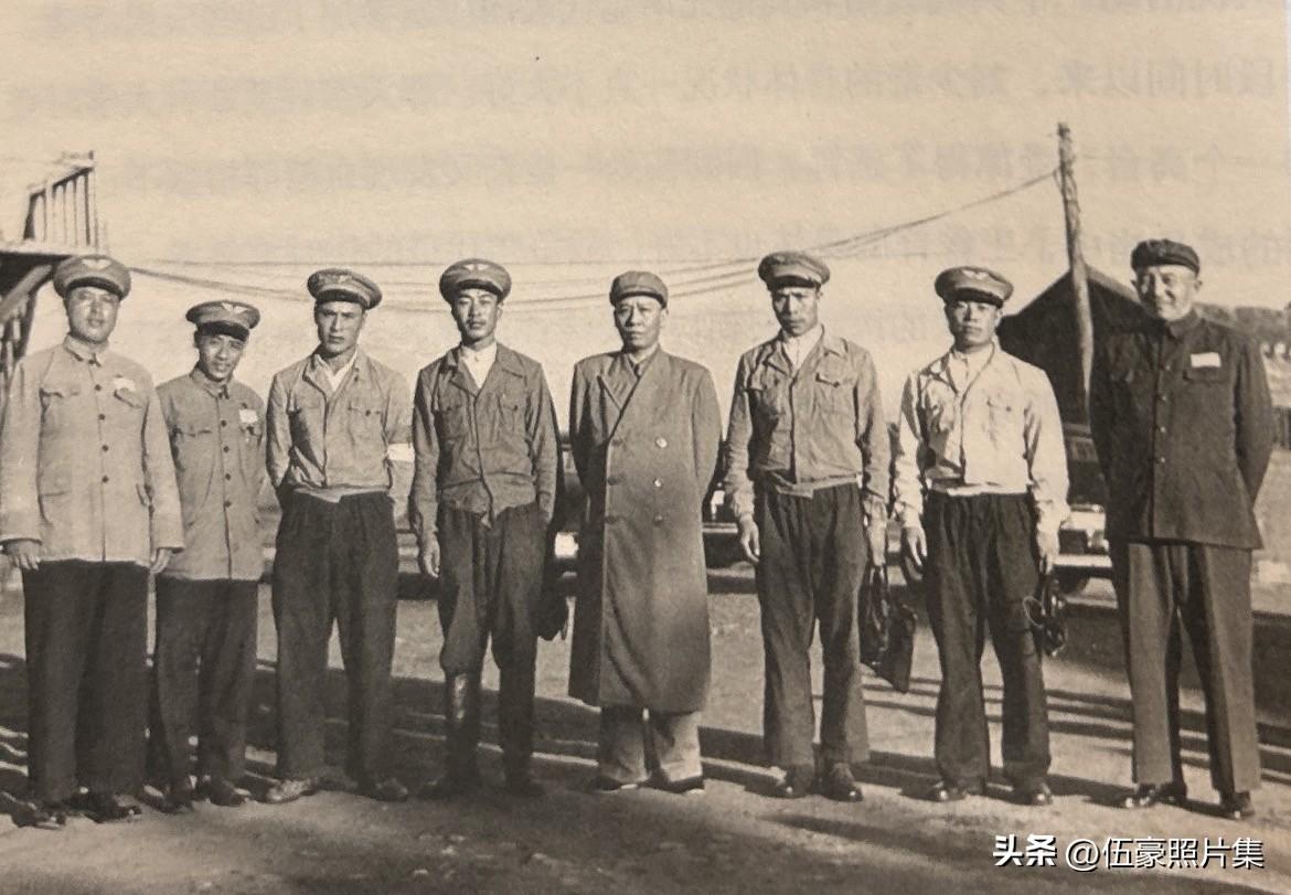 1952年8月，刘少奇（左五）同罗瑞卿（右一）及空军某部空勤人员合影。新中国，不