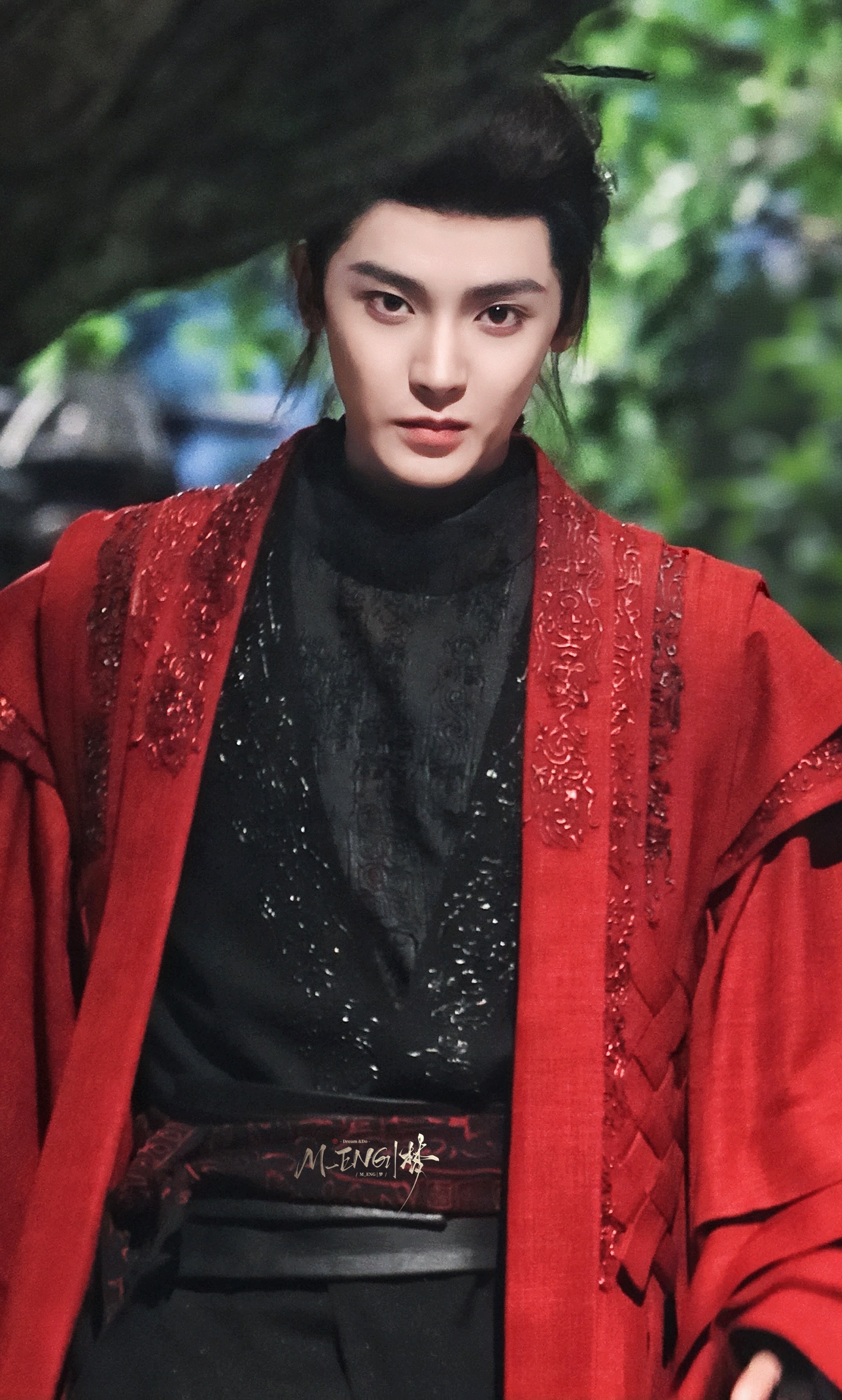 侯明昊[超话]  猎豹的眼神中又含着一汪春水，狠厉的表情中又夹杂着一丝柔情。一帧