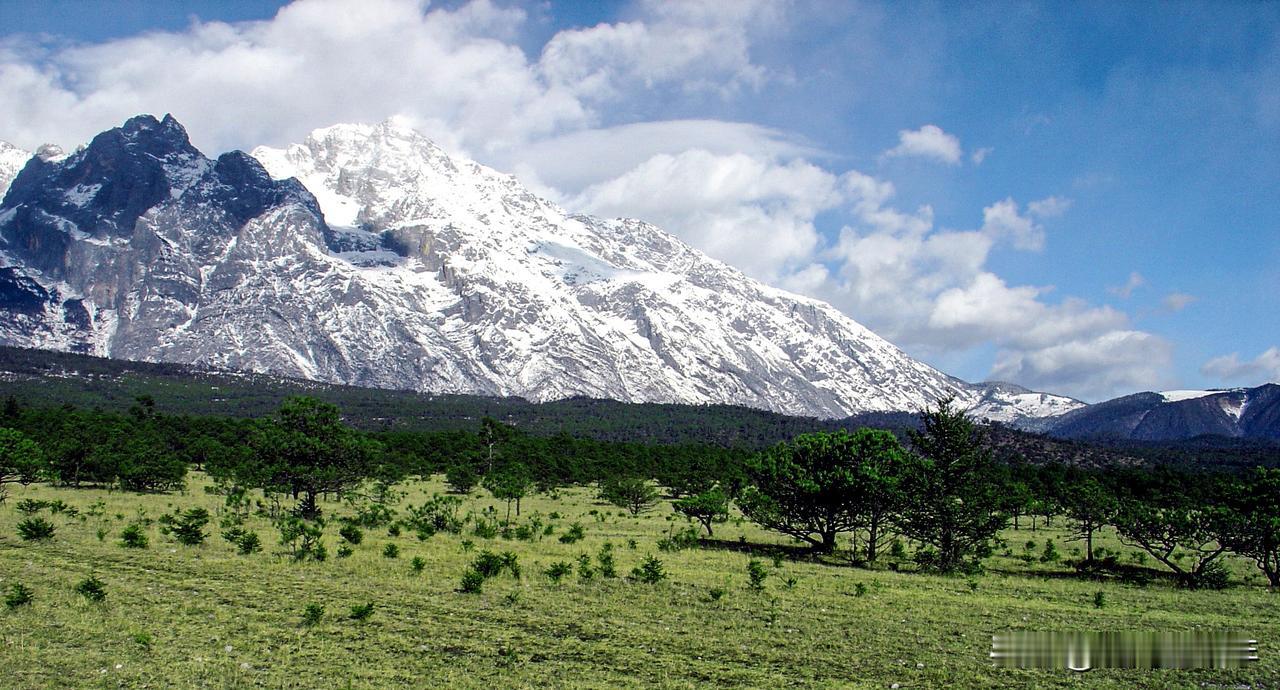 这是2004年一月份时的玉龙雪山，总听闻如今的玉龙雪山上已经没什么雪了，不知如今