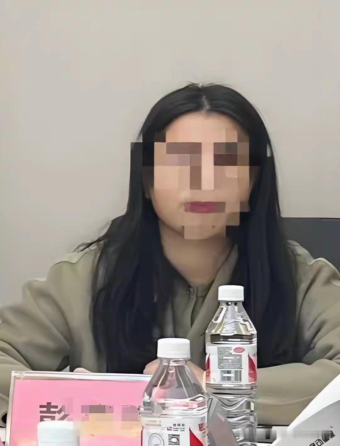 女人有的时候脑袋短路
自己都控制不住自己
自以为自己很聪明
实际上非常的愚蠢
