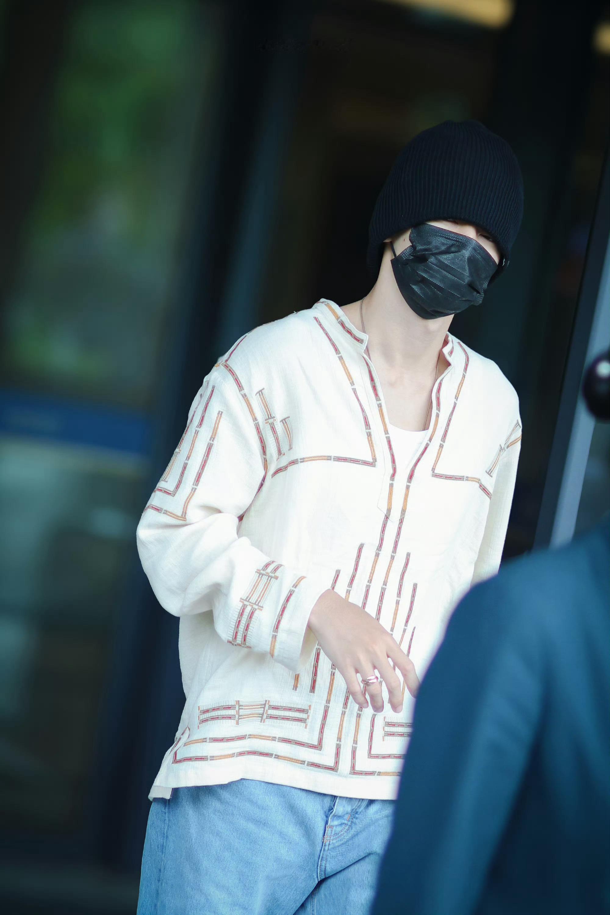 陈哲远上一季来是寸头陈哲远头发长得这么快 上季见陈哲远还是寸头，这季跑男就长发了
