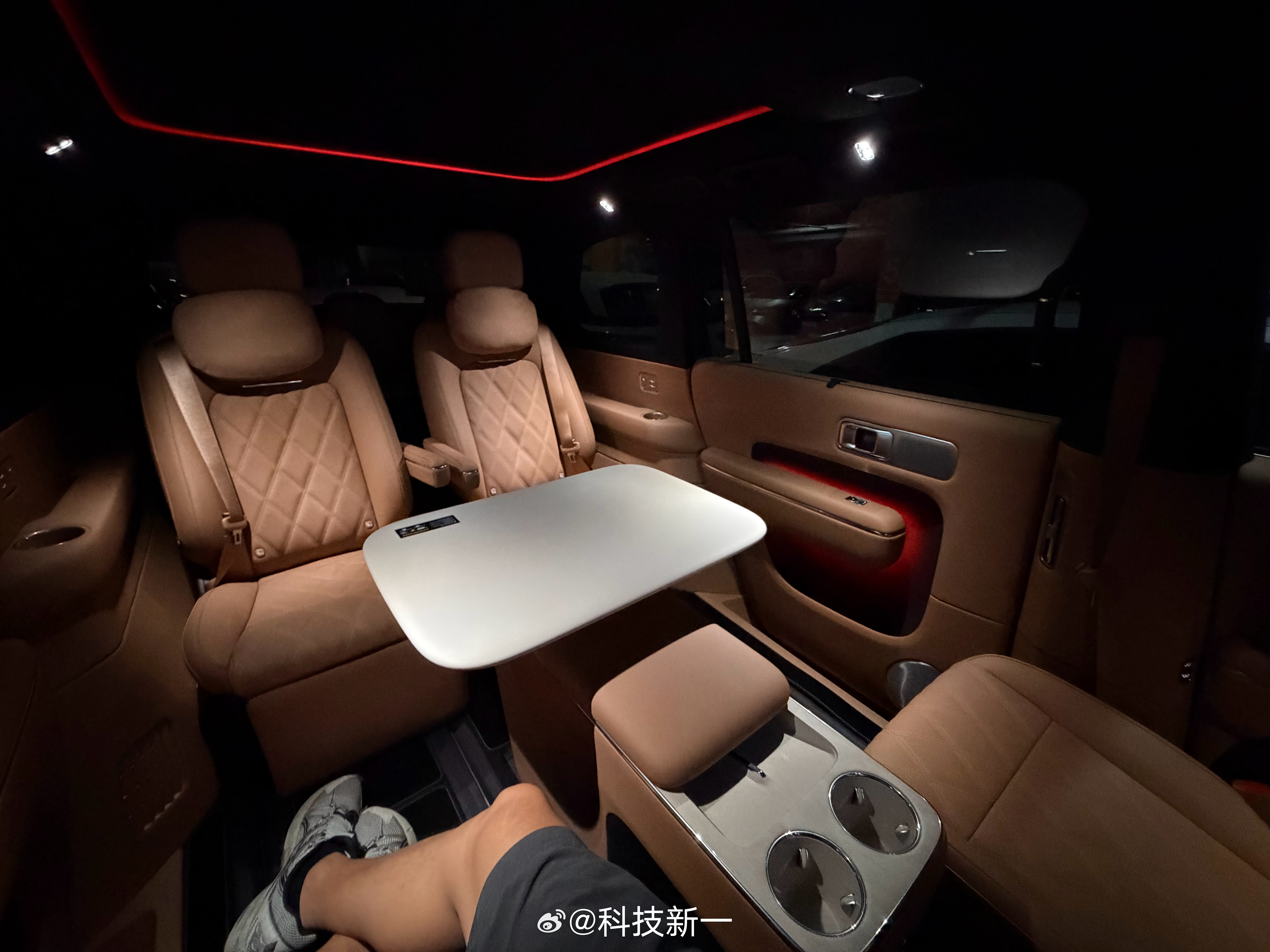 以后中午吃饭，找同事谈话，面试新员工，都可以在车里进行了。这就叫买车送办公室[d