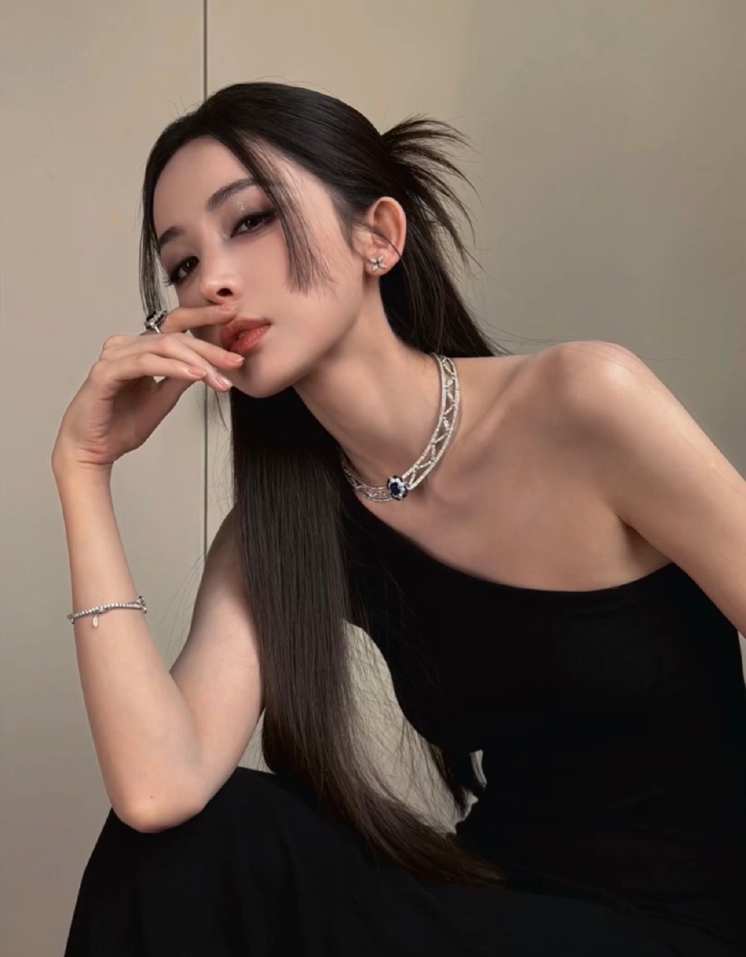 娜扎用男生拍照姿势出片颜值真的太能打了，浓妆完全驾驭得住。造型干净利落，新奇的拍