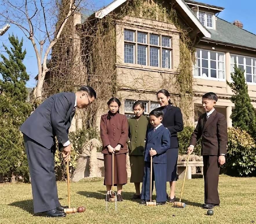 1947年的上海，像被切成两半。

一半在霓虹里：外滩洋房灯火通明，市长吴国桢一