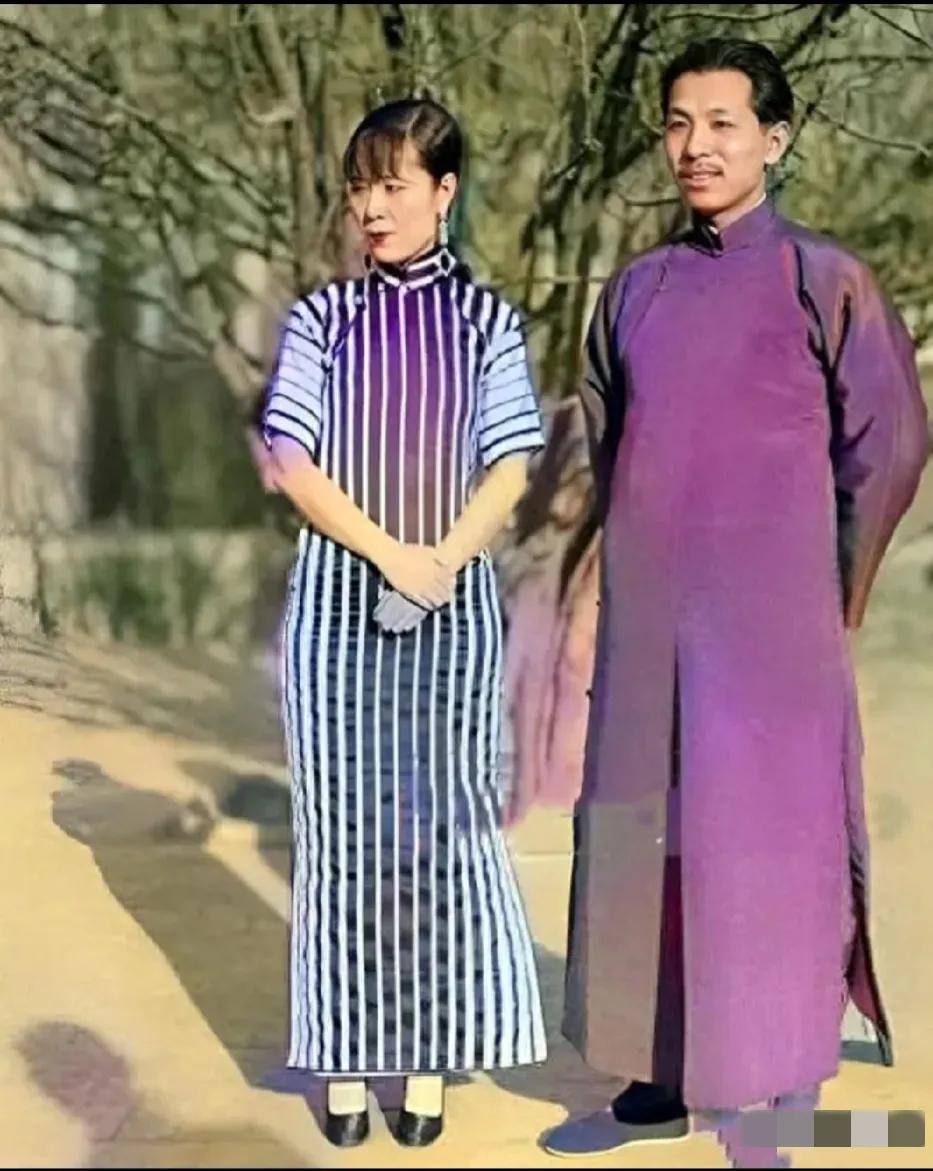 这是民国时期赫赫有名的四大美男之一的少帅张学良和他的夫人于凤至的一张高清合影。
