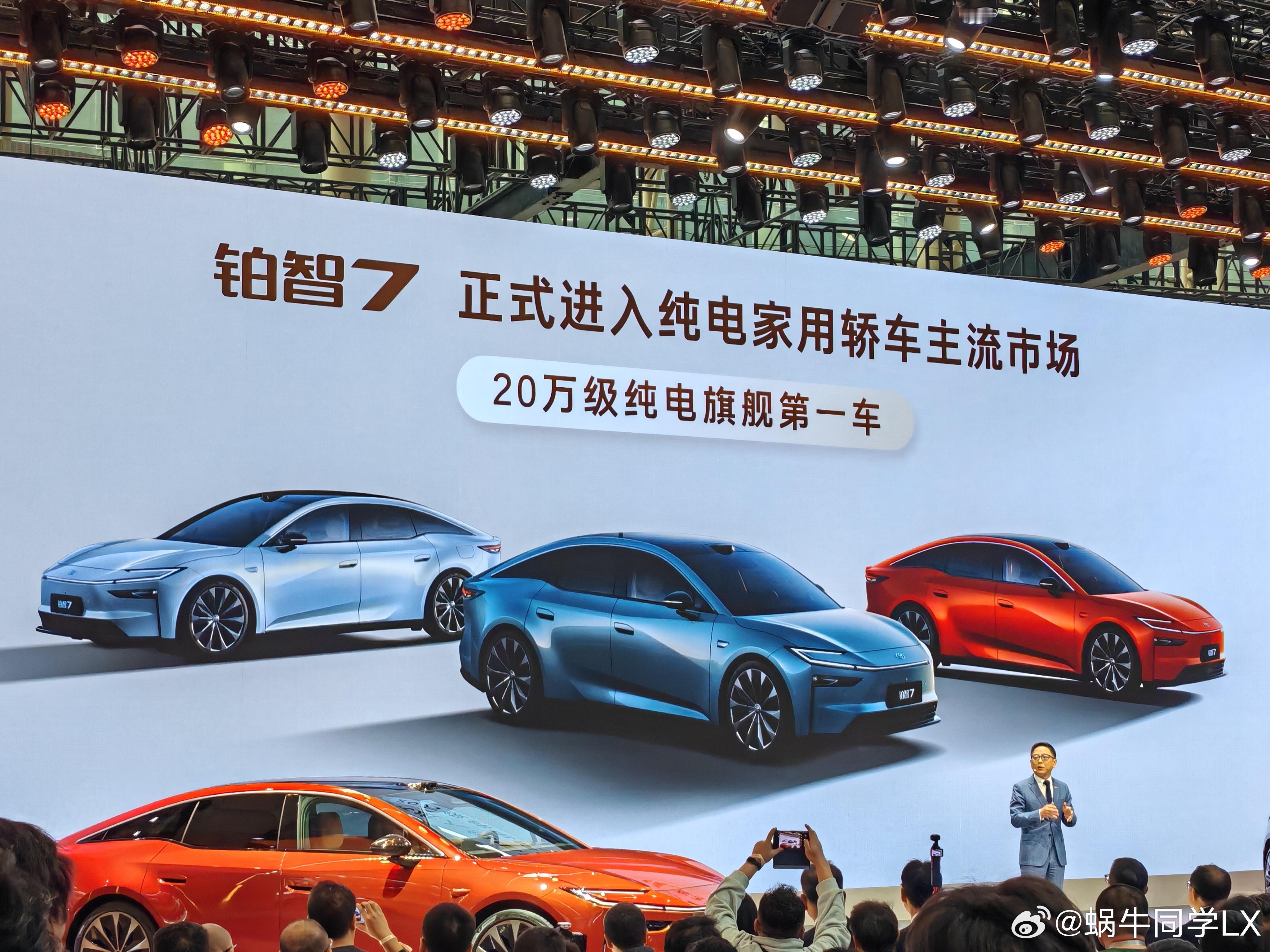 打卡广汽丰田站台。11月21日，广州国际车展开幕首日，丰田鸿蒙座舱豪华旗舰D级纯