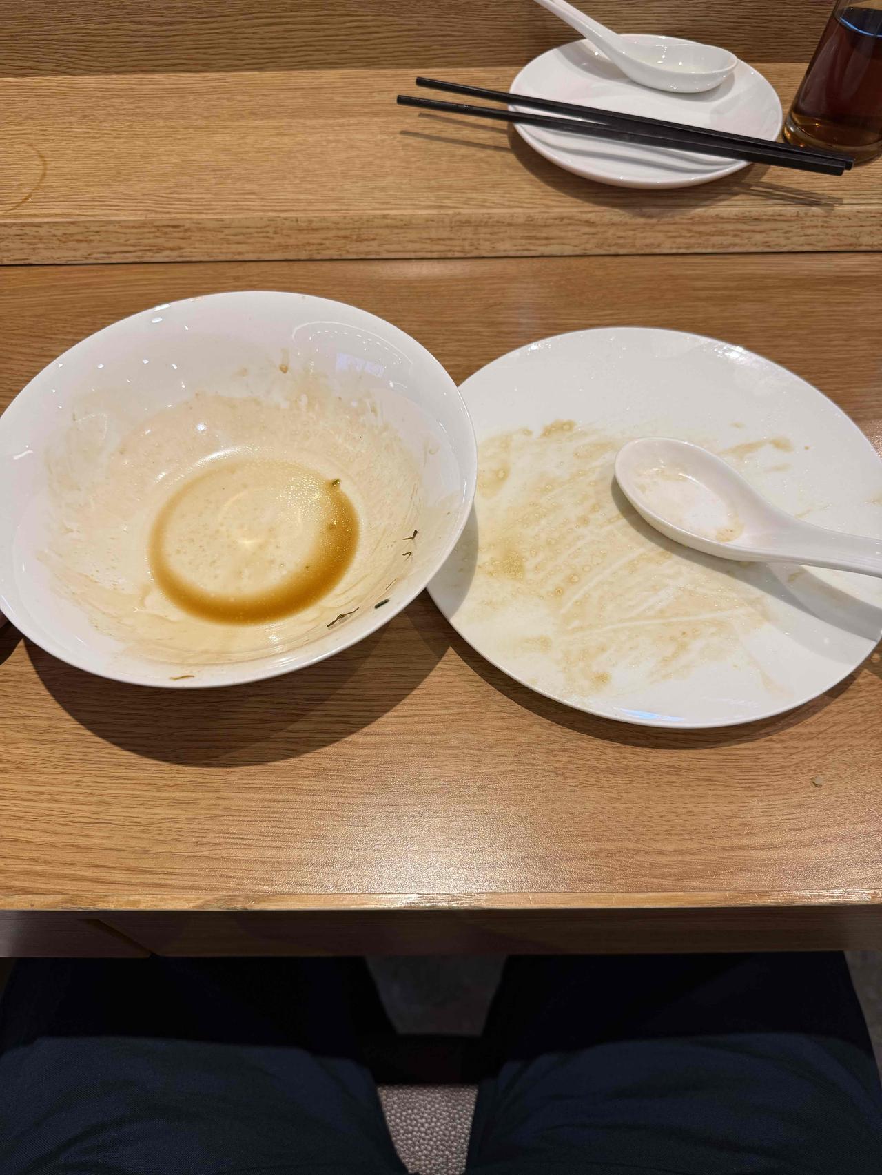 在机场吃饭
鼎泰丰
一份蛋炒饭
一碗葱油拌面
看葱花
看蛋白
看人来人往
看屋顶