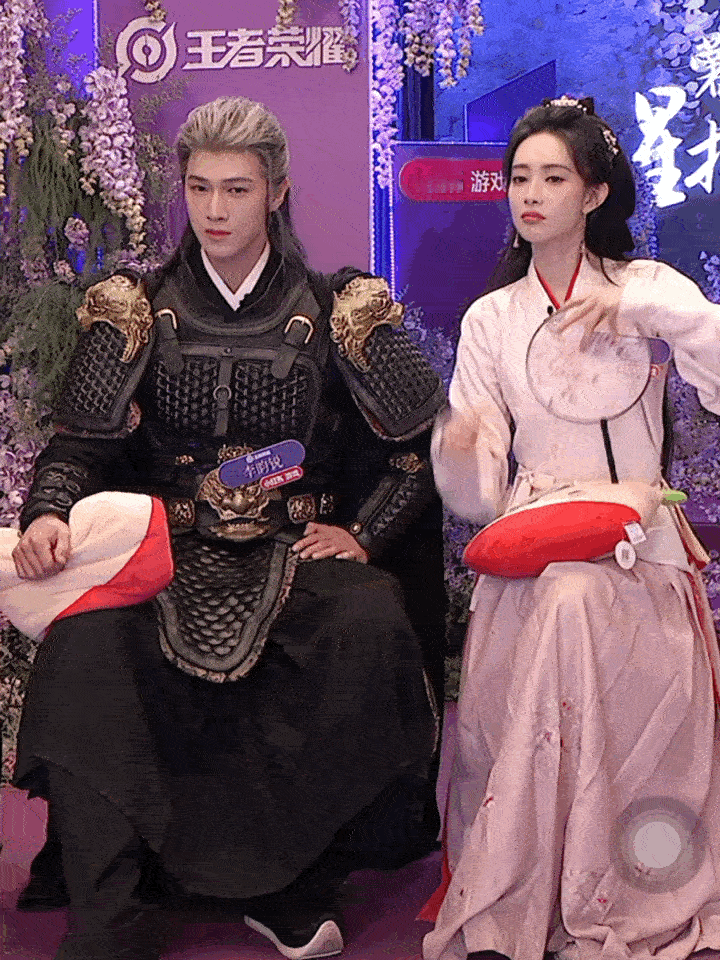 哎哟我。。这个下意识的闪躲。。一个笑弯腰了一个笑背过身去了。。。嗑丝我了。。 