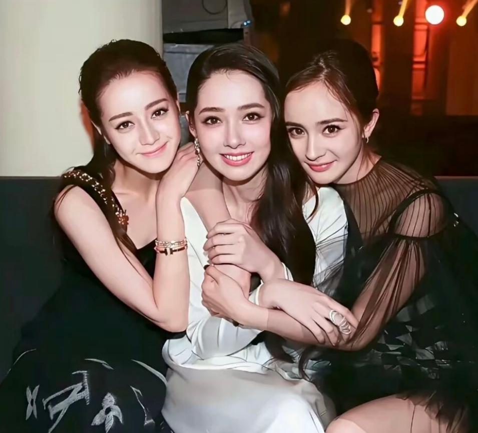 谁还记得这一张很难再复刻的老牌顶流合照！
左边迪丽热巴、中间郭碧婷、右侧杨幂，三