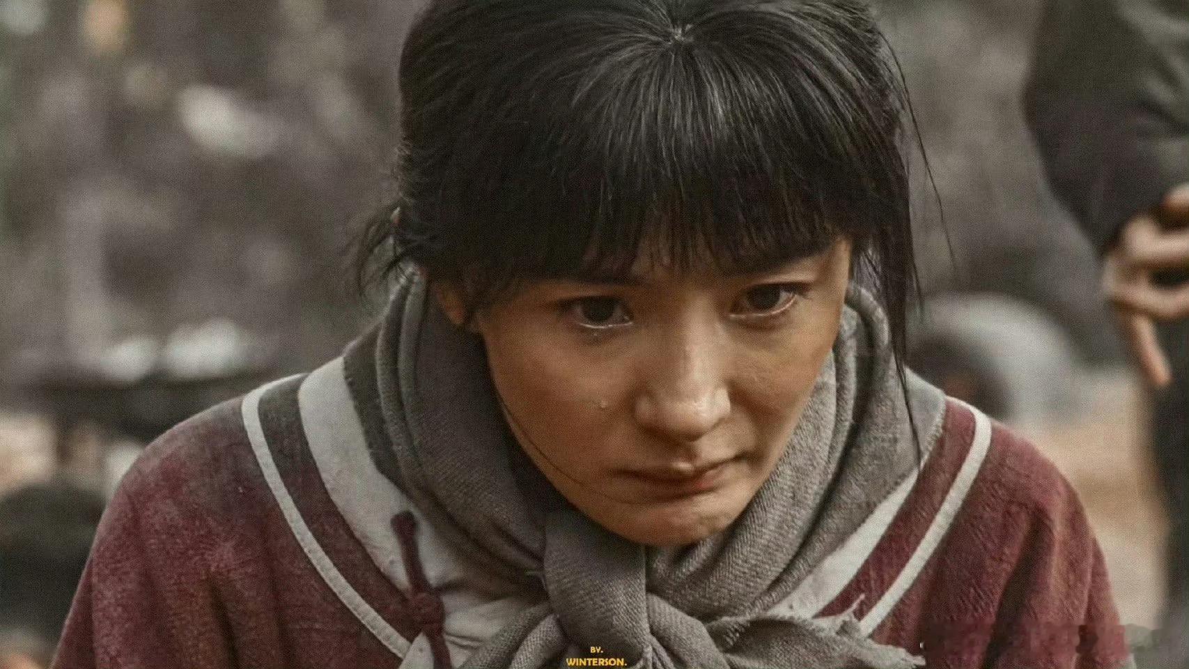 宁绣绣站起来时散发的神性 杨幂宁绣绣起身瞬间太绝！带颤唇齿说清台词，惧极仍挺直腰
