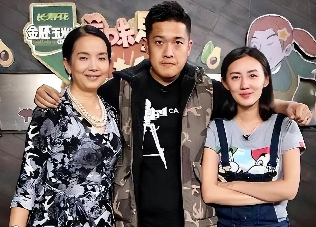 张博宇和张丰毅不愧是父子俩，长得真像，左边是母亲，右边是妻子吗？也是演员吗？#合
