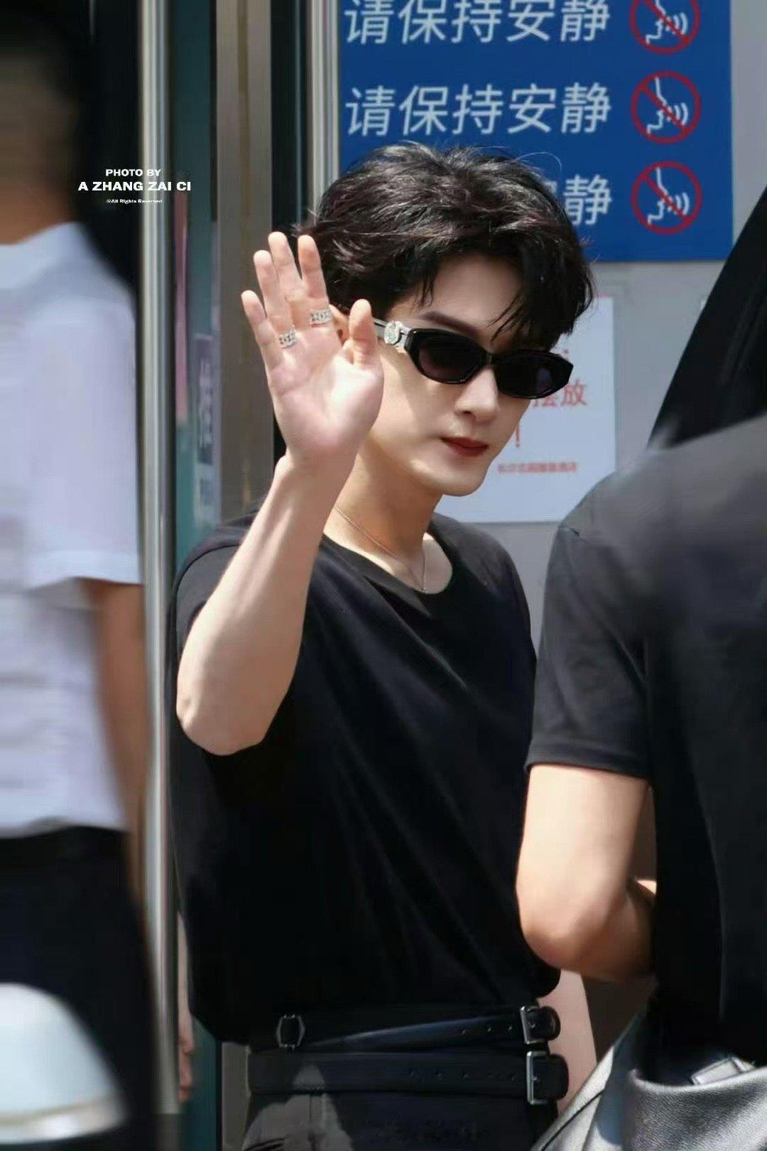檀健次好六全黑look檀健次hi6全黑上班檀健次好六全黑look，帅，[舔屏][