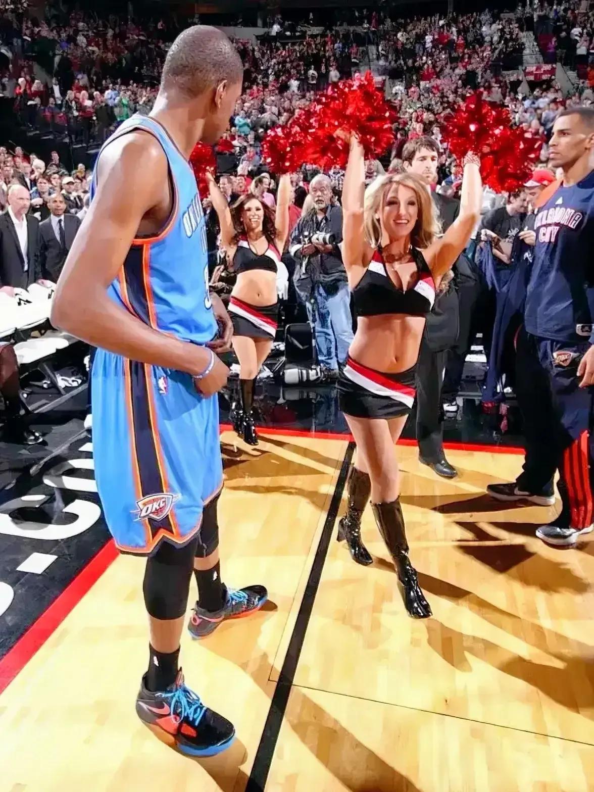 NBA潜规则：（10条）

1、球员不能找拉拉队员借笔；

2、不能浴血奋战；（