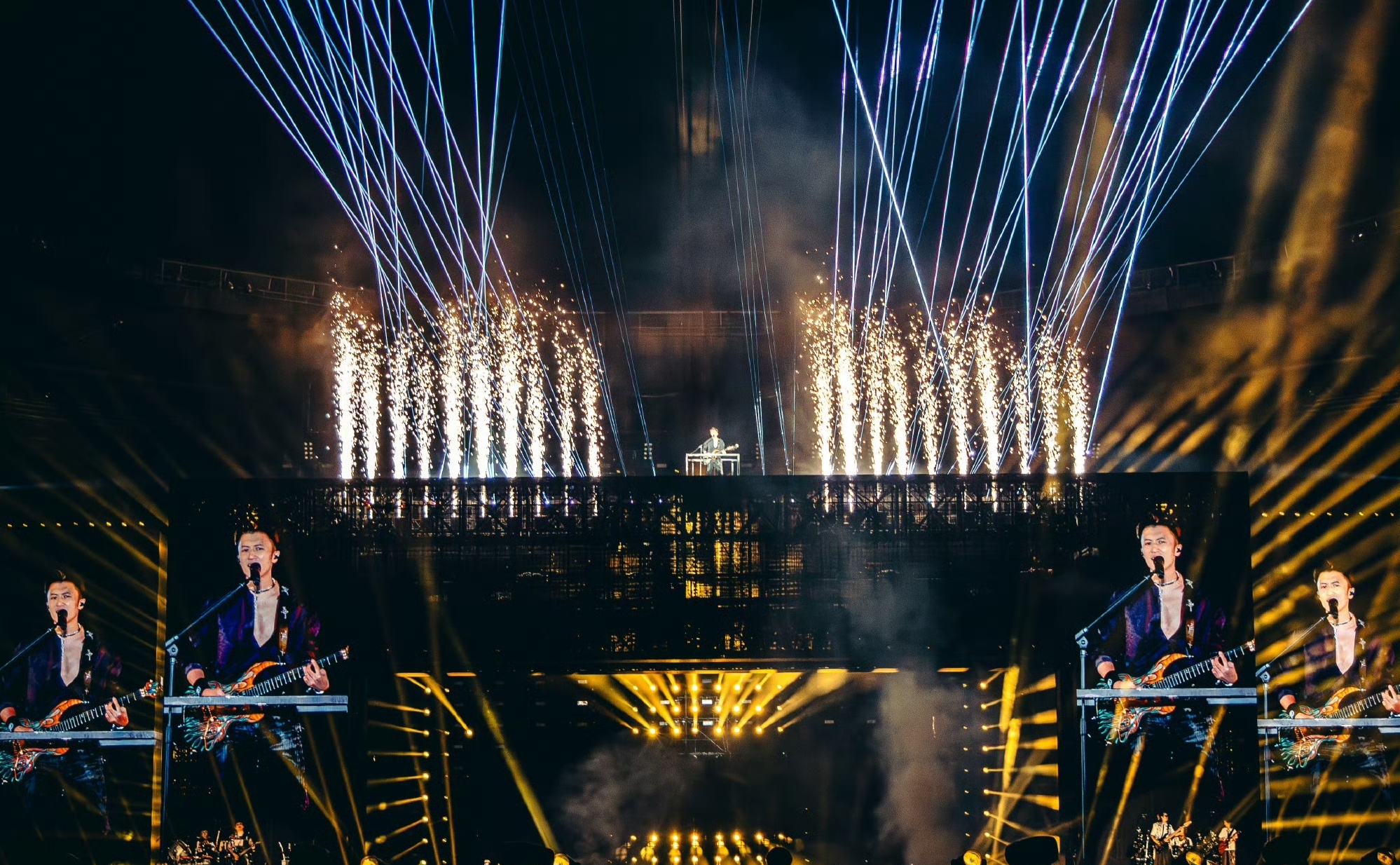 谢霆锋耳机故障重唱谢霆锋好宠粉  谢霆锋耳机故障现场重唱，我要是观众我真的会爱谢