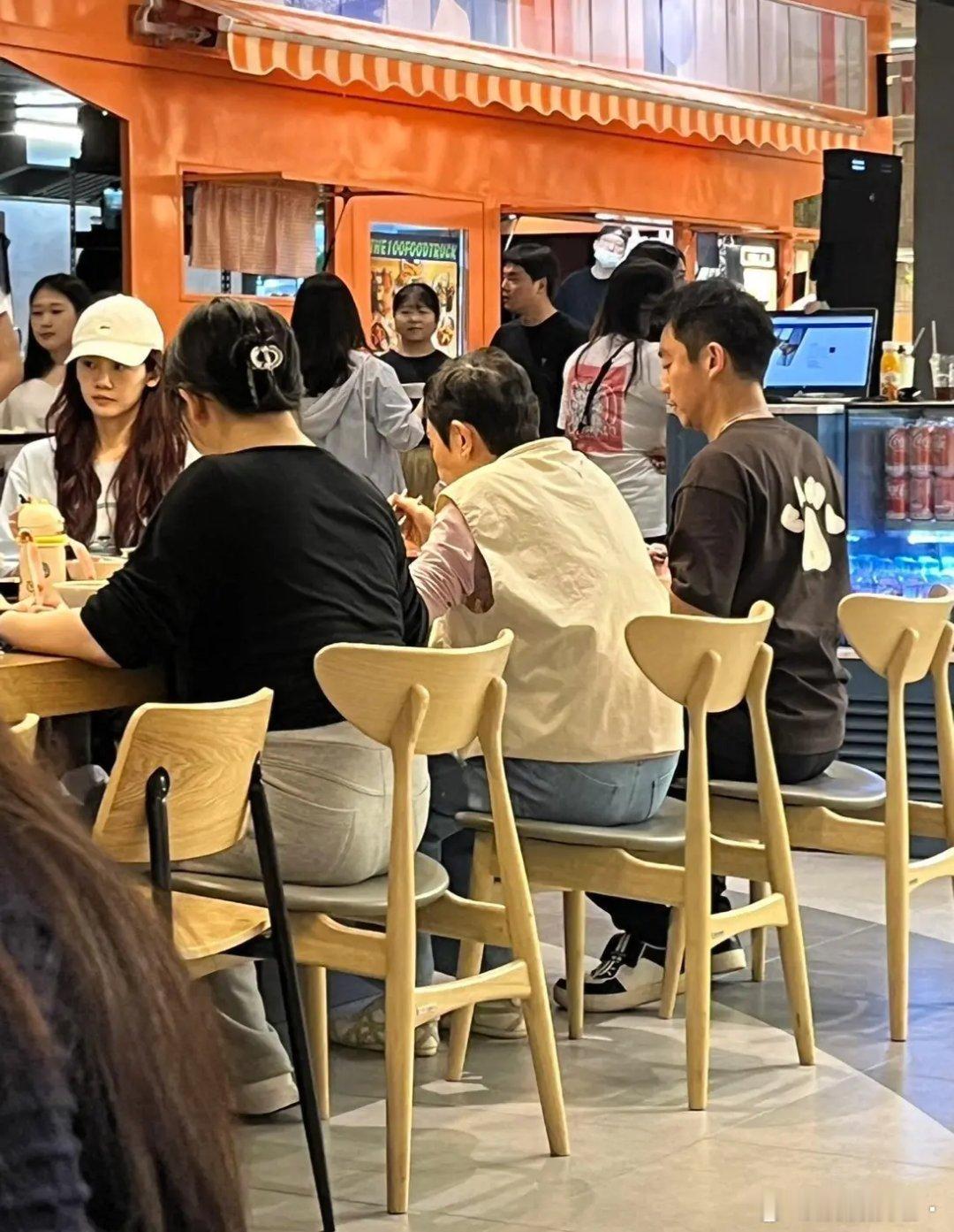 苗苗郑恺，真的没想到！6月11日，苗苗郑恺夫妇俩被路人曝光了在韩国被偶遇的照片，