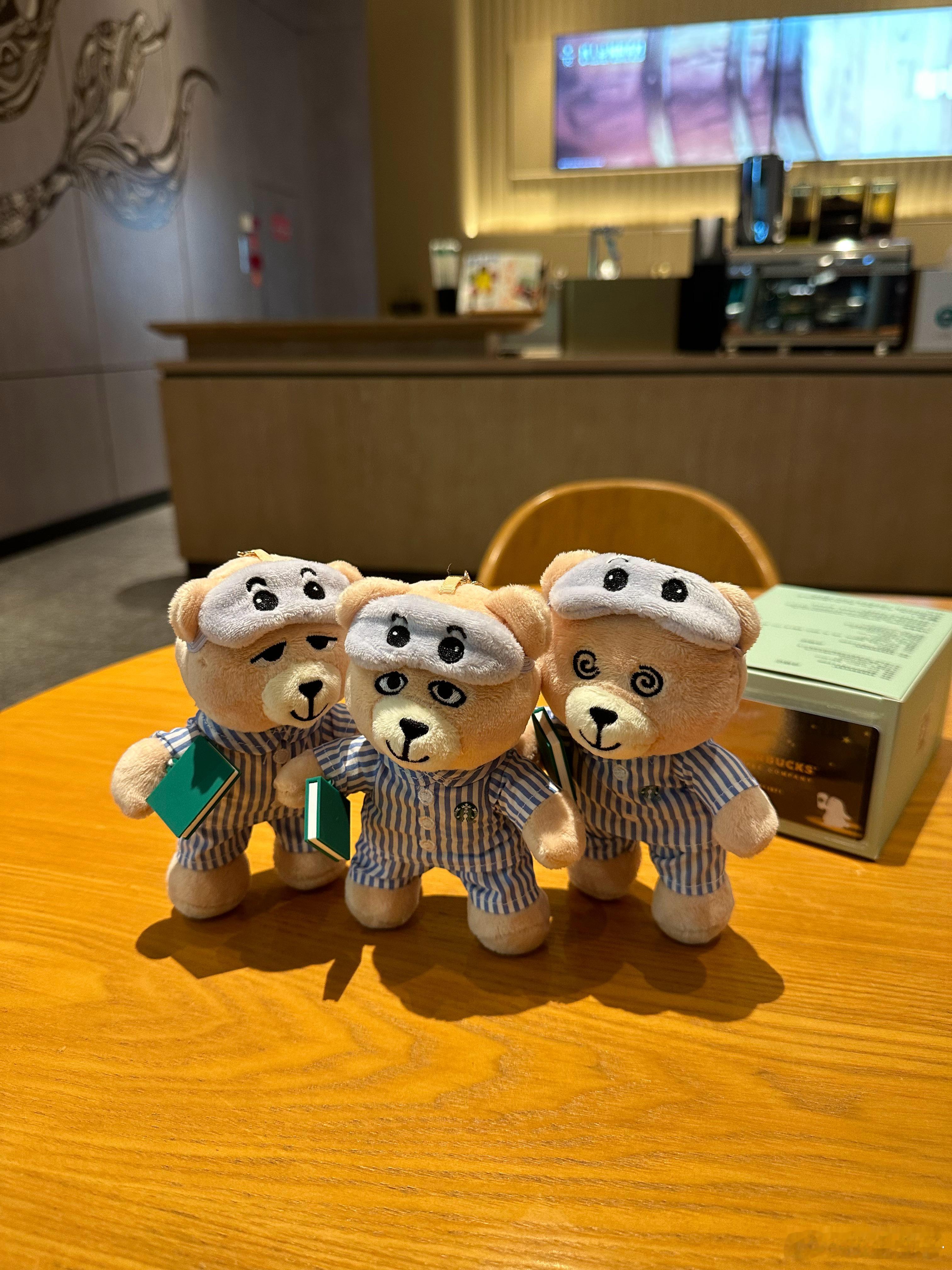 星巴克中国官方[超话]  刚买到了第三只，三胞胎🐻兄弟聚齐喽[哈哈]  ​​​