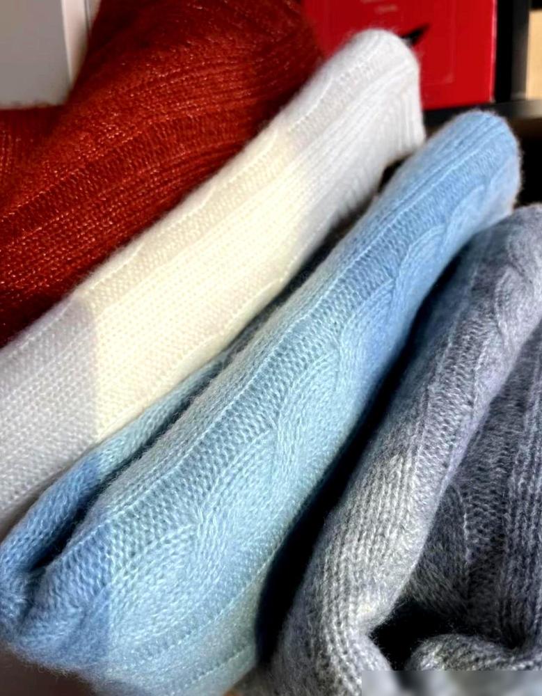 满大街还在迷信“纯羊绒”，其实那是写字楼打工人的保暖噩梦。

进地铁像被闷进真空