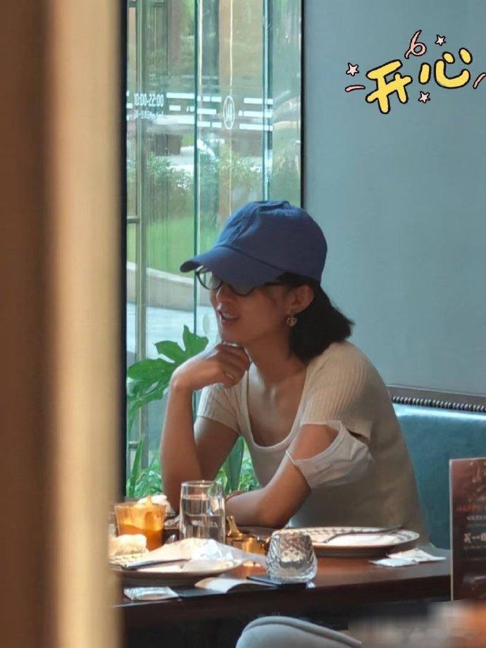 上海偶遇赵丽颖吃饭 网友镜头下的她状态在线，和友人边吃边聊超开心，能感受到满满的