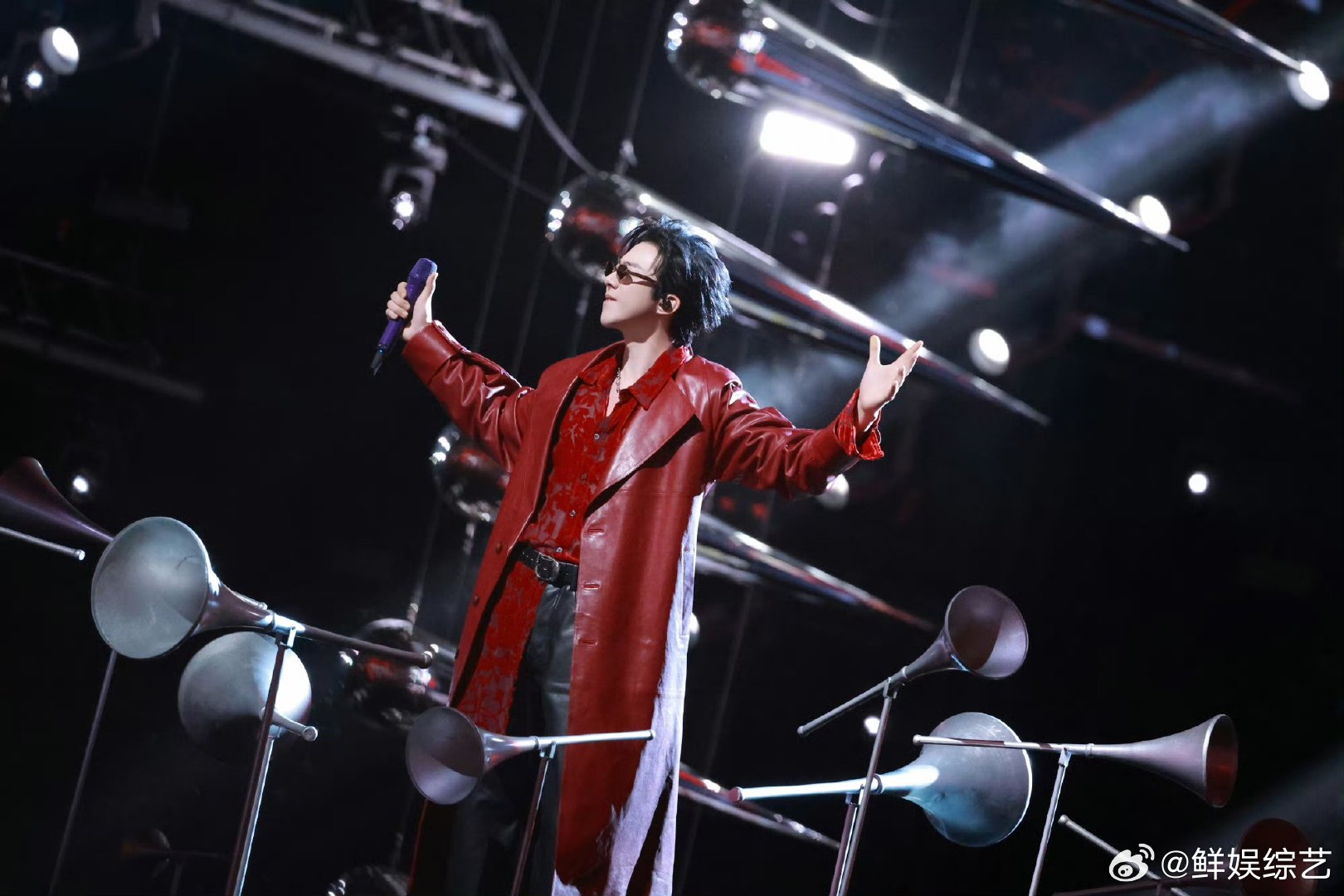 刘宇宁又在飞机上撞头了 每次坐飞机都要和机舱天花板斗智斗勇，刘宇宁这波撞头属实是