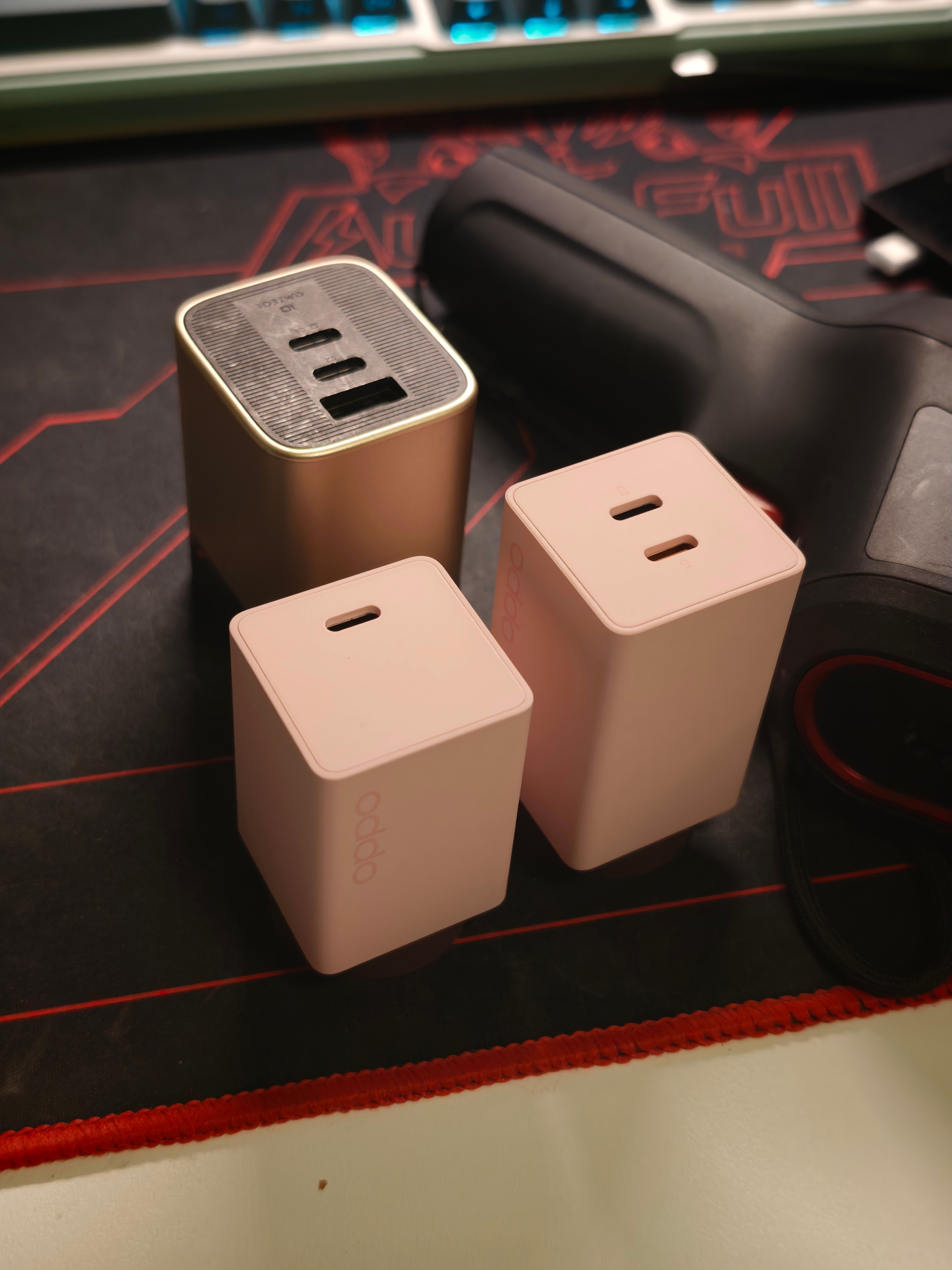 OPPO充电头技术有点逆天了，后面是酷态科120w前面右边是OPPO 120w，