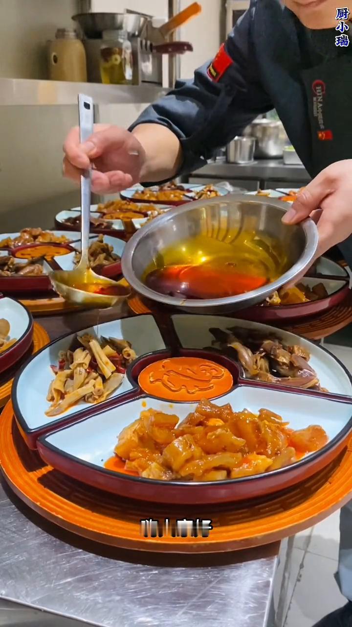 大家好，一直都有老铁叫我出卤水的制作教程，它来了。我给大家出的是当下非常火爆的油