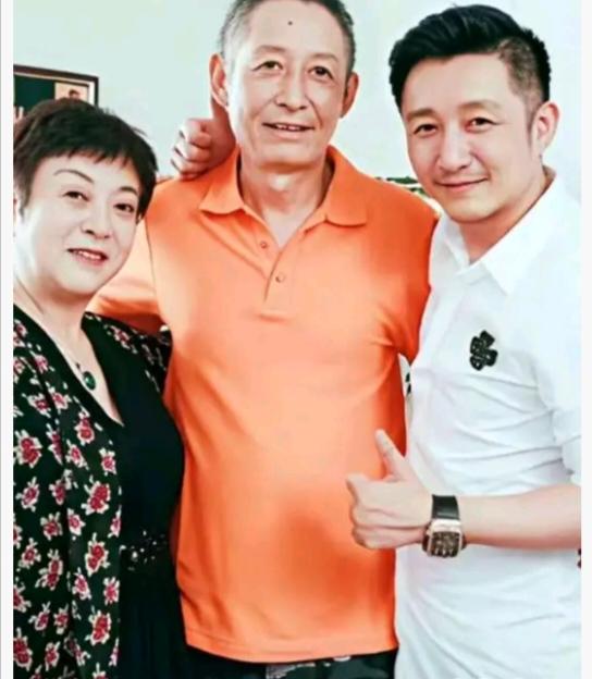邹市明对不起的人不是妻子，也不是丈母娘，而是他的母亲。

邹市明把丈母娘接到了市