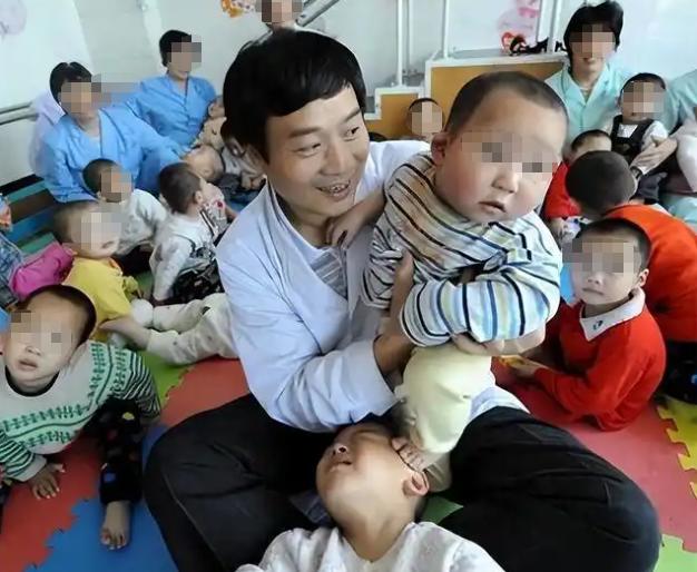 2009年，河南医生宋兆普免费到孤儿院看病，可没想到竟发现8成孩子的肚皮比纸还薄