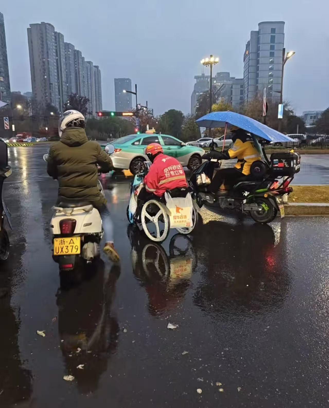 杭州下了一整天的雨，湿冷黏腻的雨丝飘了满街，路上撞见个坐轮椅送外卖的小哥，瞬间又
