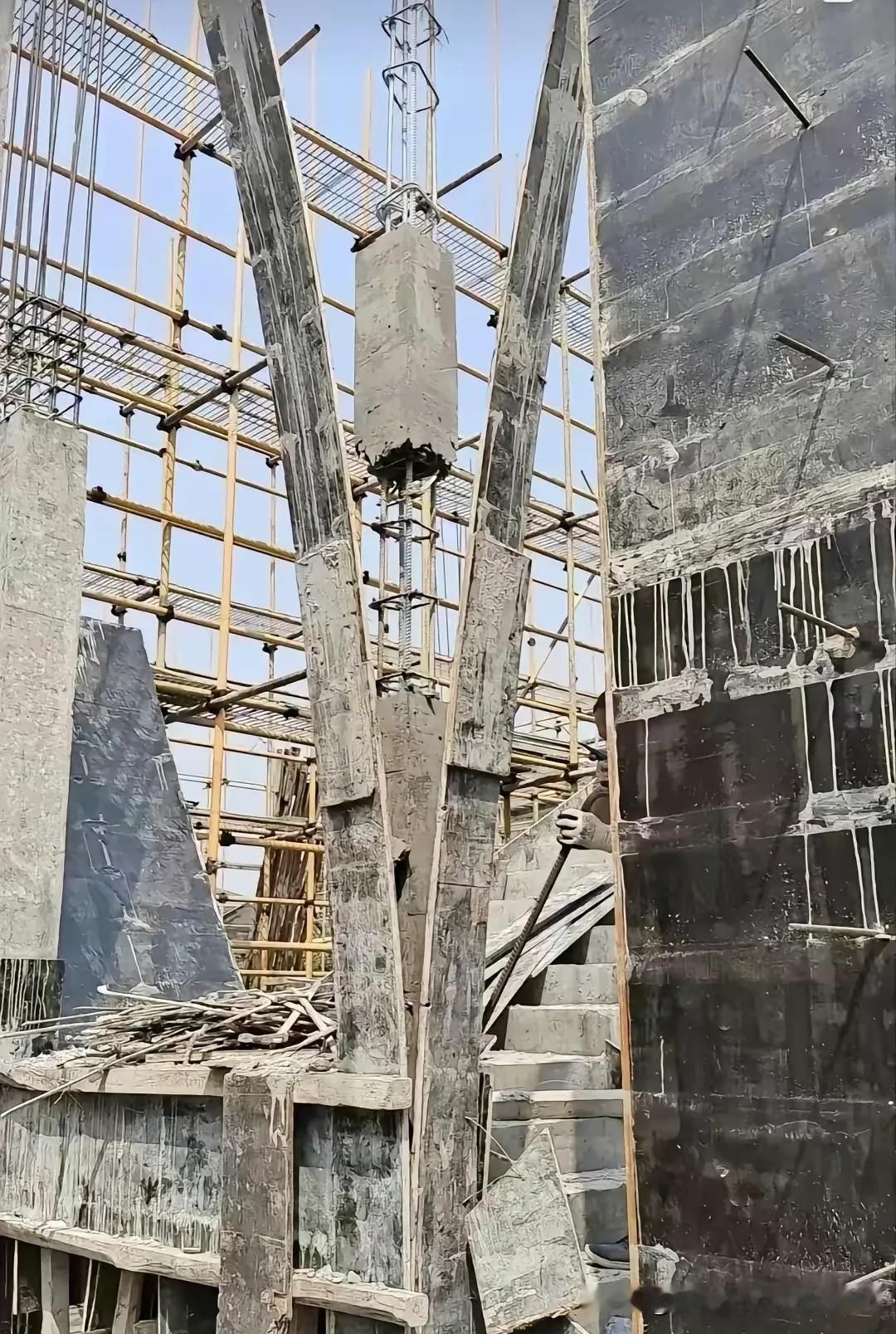 工地上的拆模板工程惊动了甲方，甲方一见气不打一出来，直接对着项目经理骂开了：“你