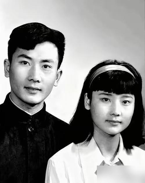 5岁那年，何赛飞被骗去拍“全家福”，结果被母亲丢在父亲门口。她死死抱住妈的腿，却