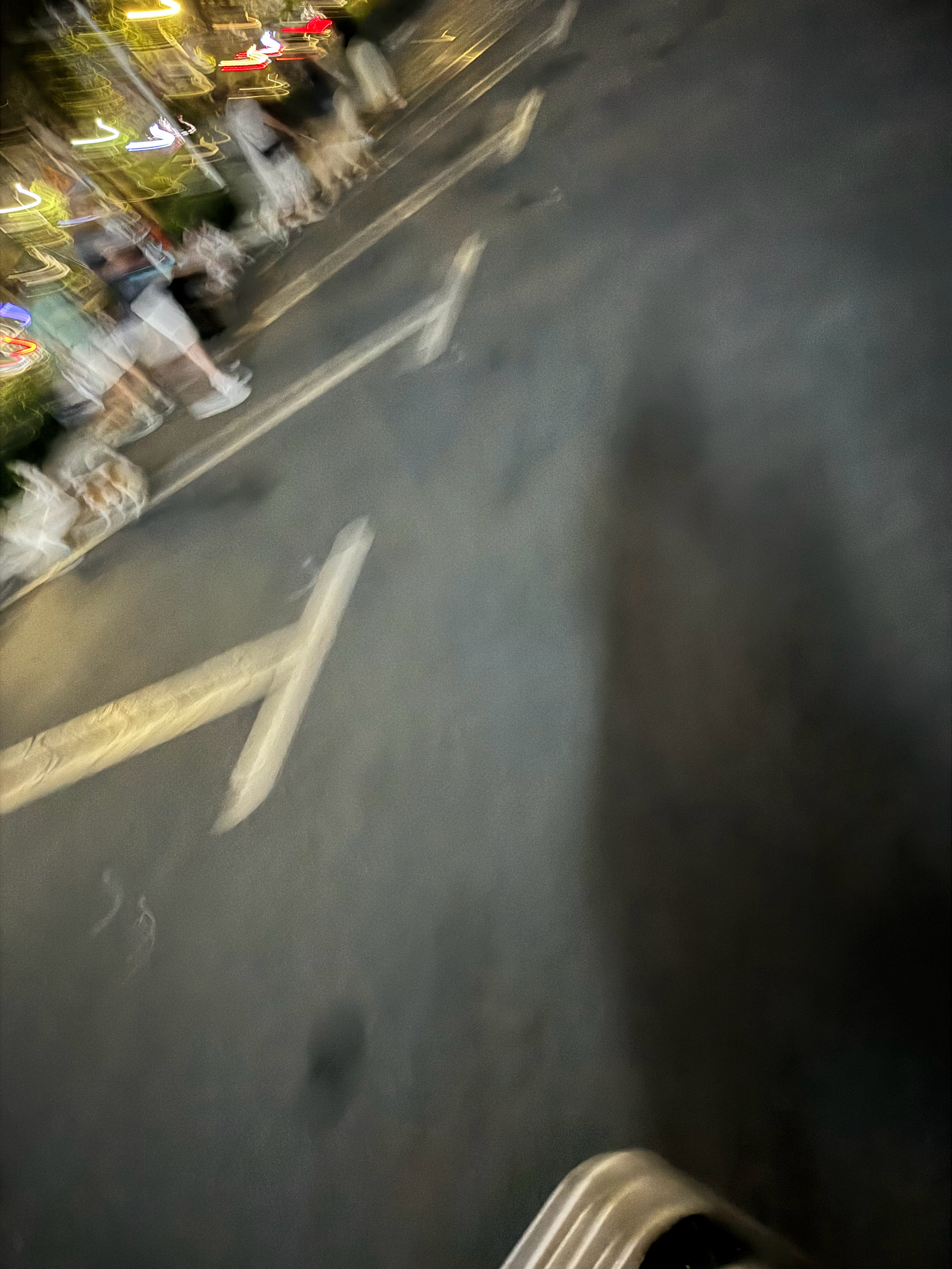 上一秒还在准备拍小狗聚会下一秒，踩到了它们其中一只的💩我真的疯了[微笑][微笑
