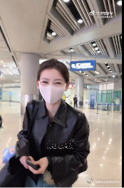 张予曦 这次别脸红张予曦和粉丝拍的转场视频互动好甜！和粉丝拍转场视频全程耐心配合