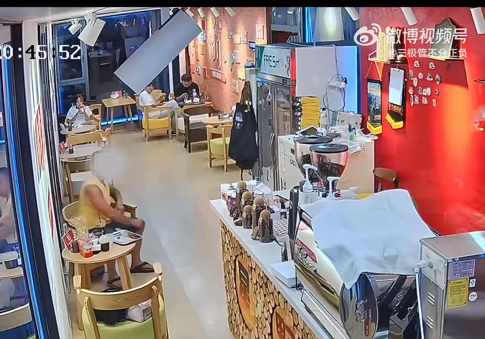 浙江青田一醉酒的小仙男突然打砸咖啡店，更让人气愤的是小仙男是个五保户，还有精神病