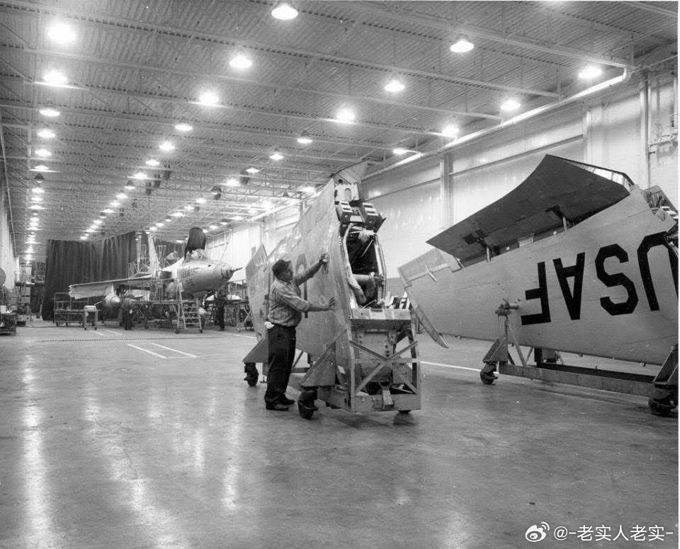 位于纽约长岛的共和飞机公司F105雷公战斗轰炸机组装线，摄于58-64年。雷公载