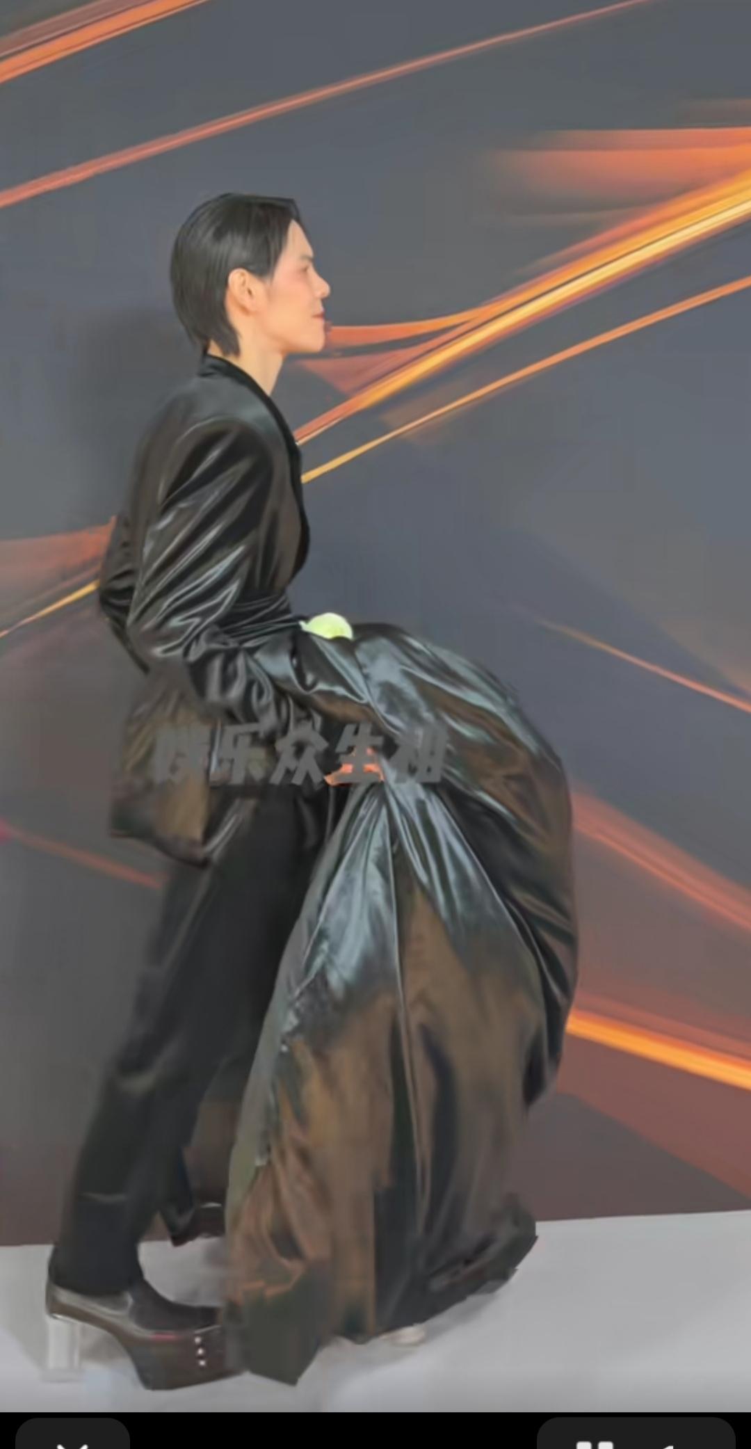 像垃圾袋不？
穿着高跟鞋，提着大裙摆就上台了，红毯带着白玫瑰！-向佐